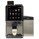 Azkoyen Vitro X1 MIA med køler til frisk mælk og et glas latte macchiato